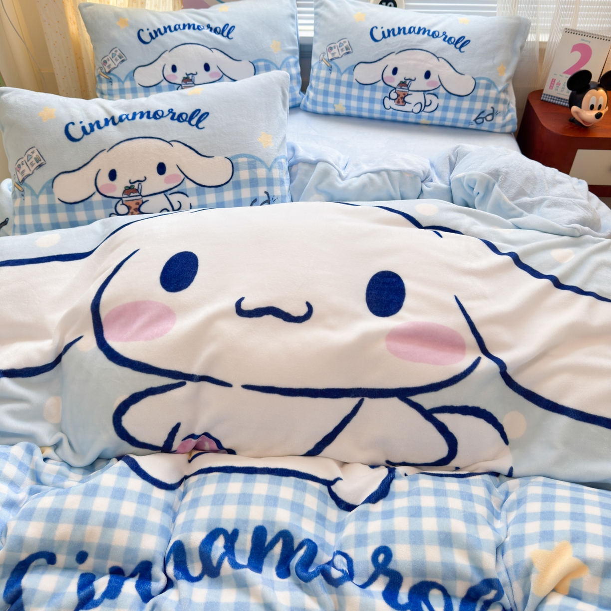 91家纺网 家纺一手货源 找家纺 希诺家居 2025新款正版授权大版三丽鸥数码印花牛奶绒四件套 背包玉桂狗