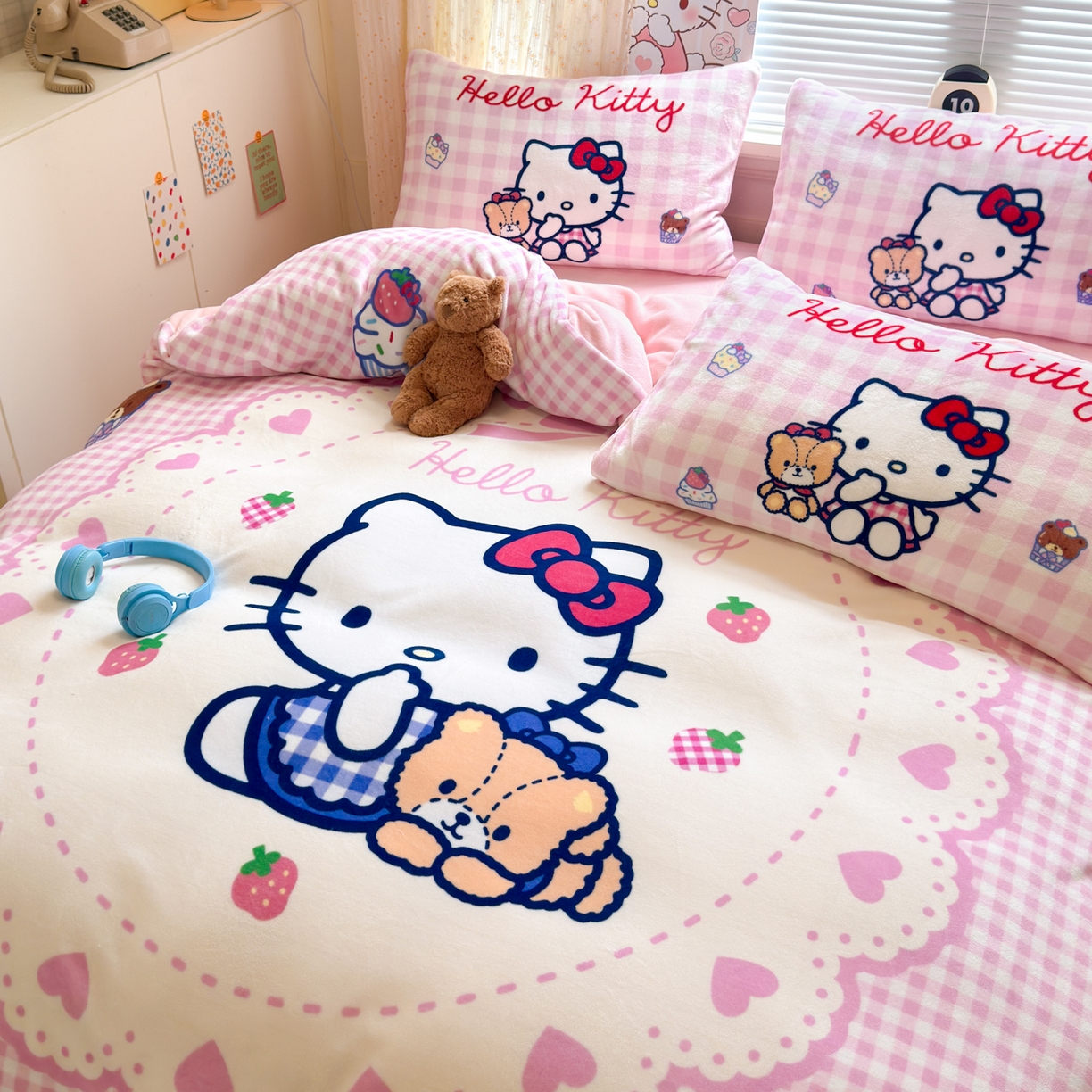 91家纺网 家纺一手货源 找家纺 希诺家居 2025新款正版授权大版三丽鸥数码印花牛奶绒四件套 kt小熊