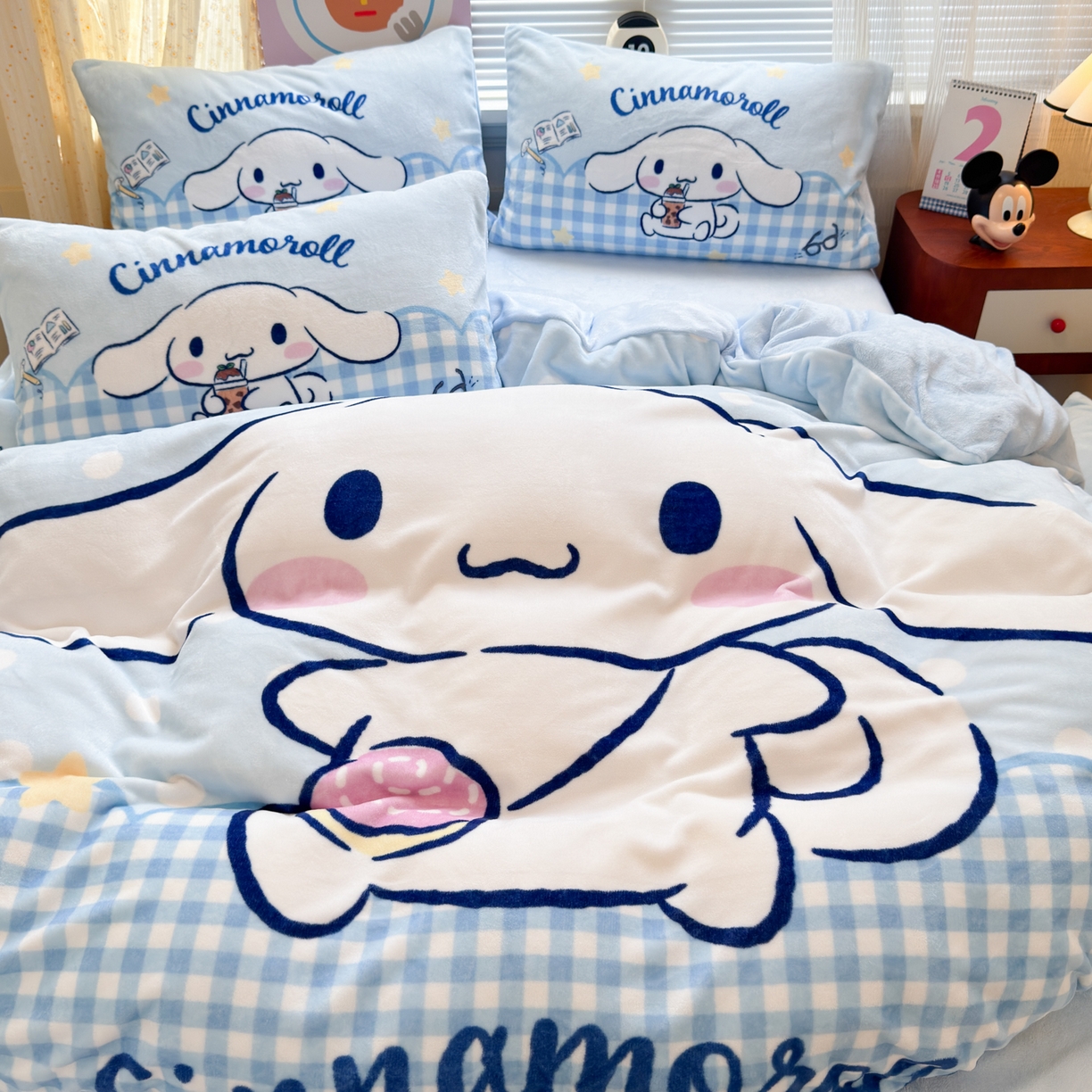 91家纺网 家纺一手货源 找家纺 希诺家居 2025新款正版授权大版三丽鸥数码印花牛奶绒四件套 背包玉桂狗