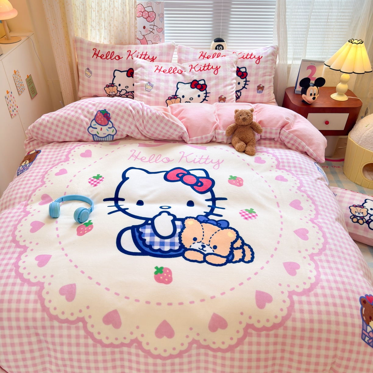 91家纺网 家纺一手货源 找家纺 希诺家居 2025新款正版授权大版三丽鸥数码印花牛奶绒四件套 kt小熊