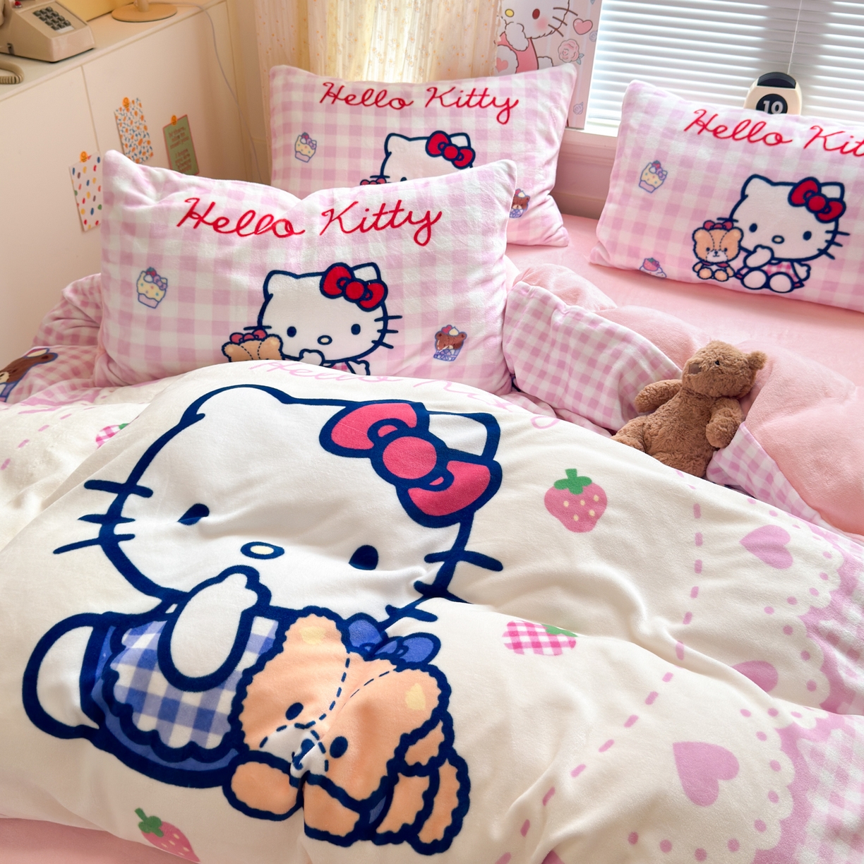 91家纺网 家纺一手货源 找家纺 希诺家居 2025新款正版授权大版三丽鸥数码印花牛奶绒四件套 kt小熊