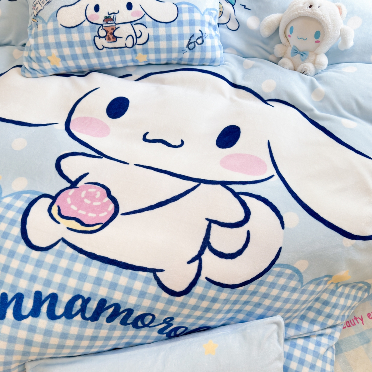 91家纺网 家纺一手货源 找家纺 希诺家居 2025新款正版授权大版三丽鸥数码印花牛奶绒四件套 背包玉桂狗