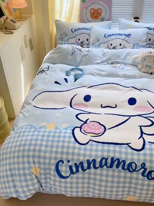 91家纺网 家纺一手货源 找家纺 希诺家居 2025新款正版授权大版三丽鸥数码印花牛奶绒四件套 背包玉桂狗