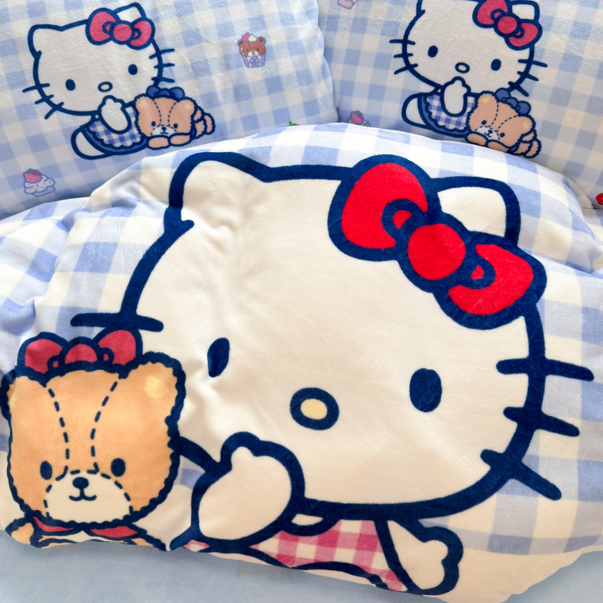 91家纺网 家纺一手货源 找家纺 希诺家居 2025新款正版授权大版三丽鸥数码印花牛奶绒四件套 蓝格kt