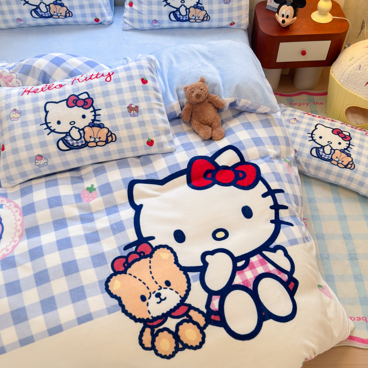 91家纺网 家纺一手货源 找家纺 希诺家居 2025新款正版授权大版三丽鸥数码印花牛奶绒四件套 蓝格kt