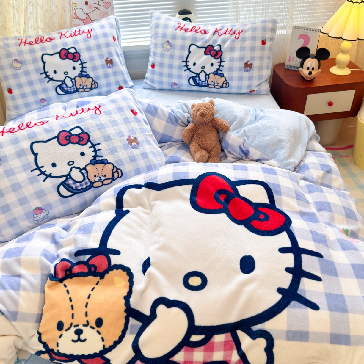 91家纺网 家纺一手货源 找家纺 希诺家居 2025新款正版授权大版三丽鸥数码印花牛奶绒四件套 蓝格kt