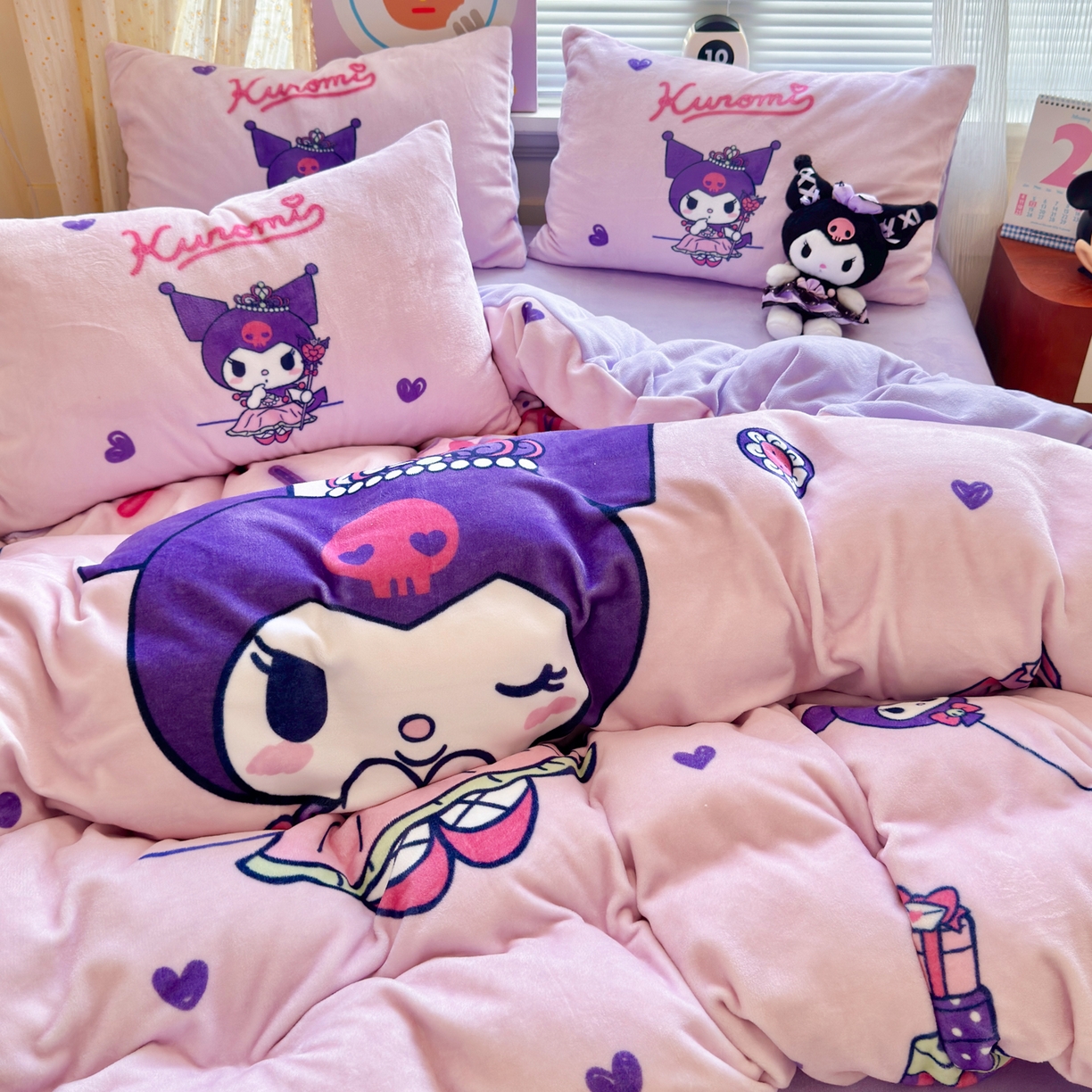 91家纺网 家纺一手货源 找家纺 希诺家居 2025新款正版授权大版三丽鸥数码印花牛奶绒四件套 皇冠库洛米