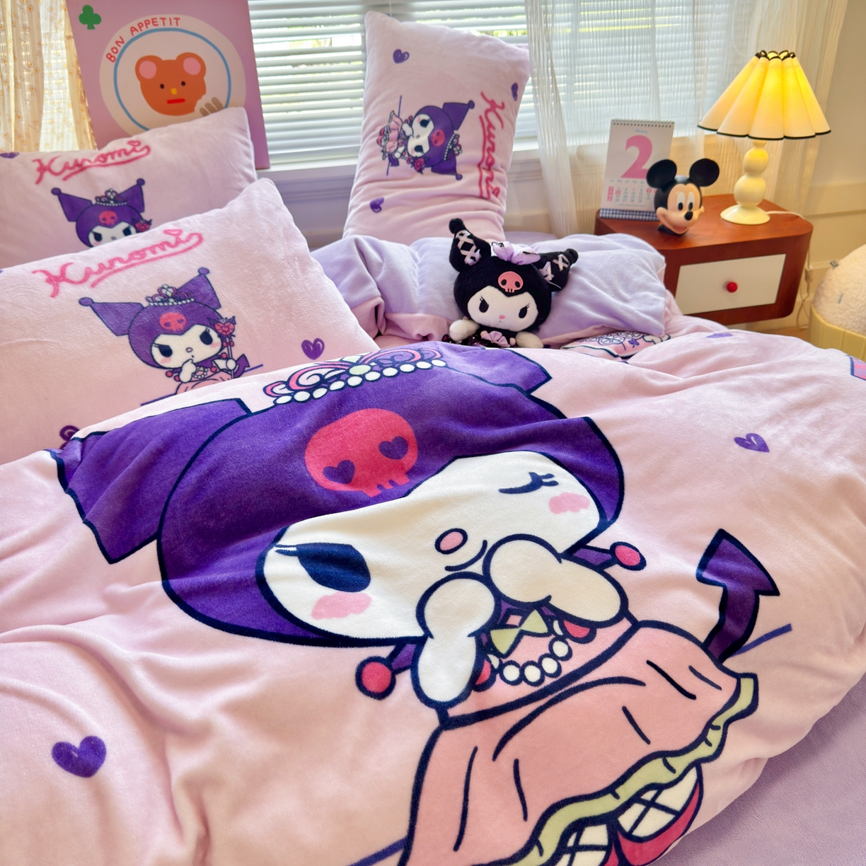 91家纺网 家纺一手货源 找家纺 希诺家居 2025新款正版授权大版三丽鸥数码印花牛奶绒四件套 皇冠库洛米