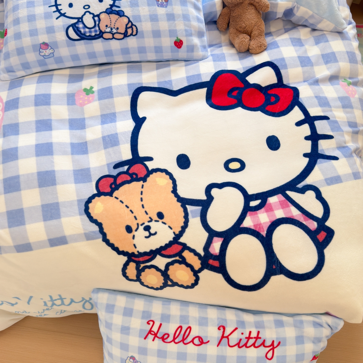 91家纺网 家纺一手货源 找家纺 希诺家居 2025新款正版授权大版三丽鸥数码印花牛奶绒四件套 蓝格kt