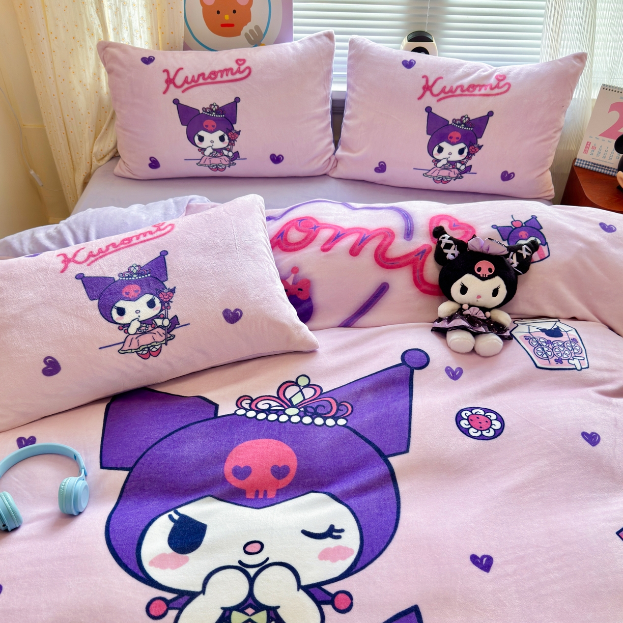 91家纺网 家纺一手货源 找家纺 希诺家居 2025新款正版授权大版三丽鸥数码印花牛奶绒四件套 皇冠库洛米