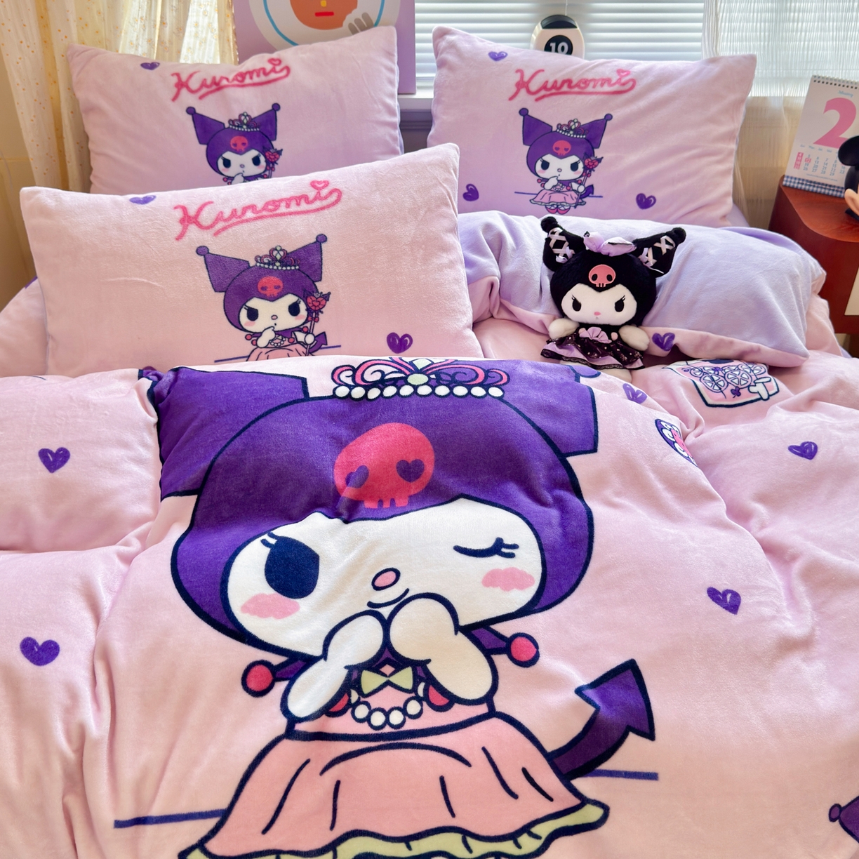 91家纺网 家纺一手货源 找家纺 希诺家居 2025新款正版授权大版三丽鸥数码印花牛奶绒四件套 皇冠库洛米