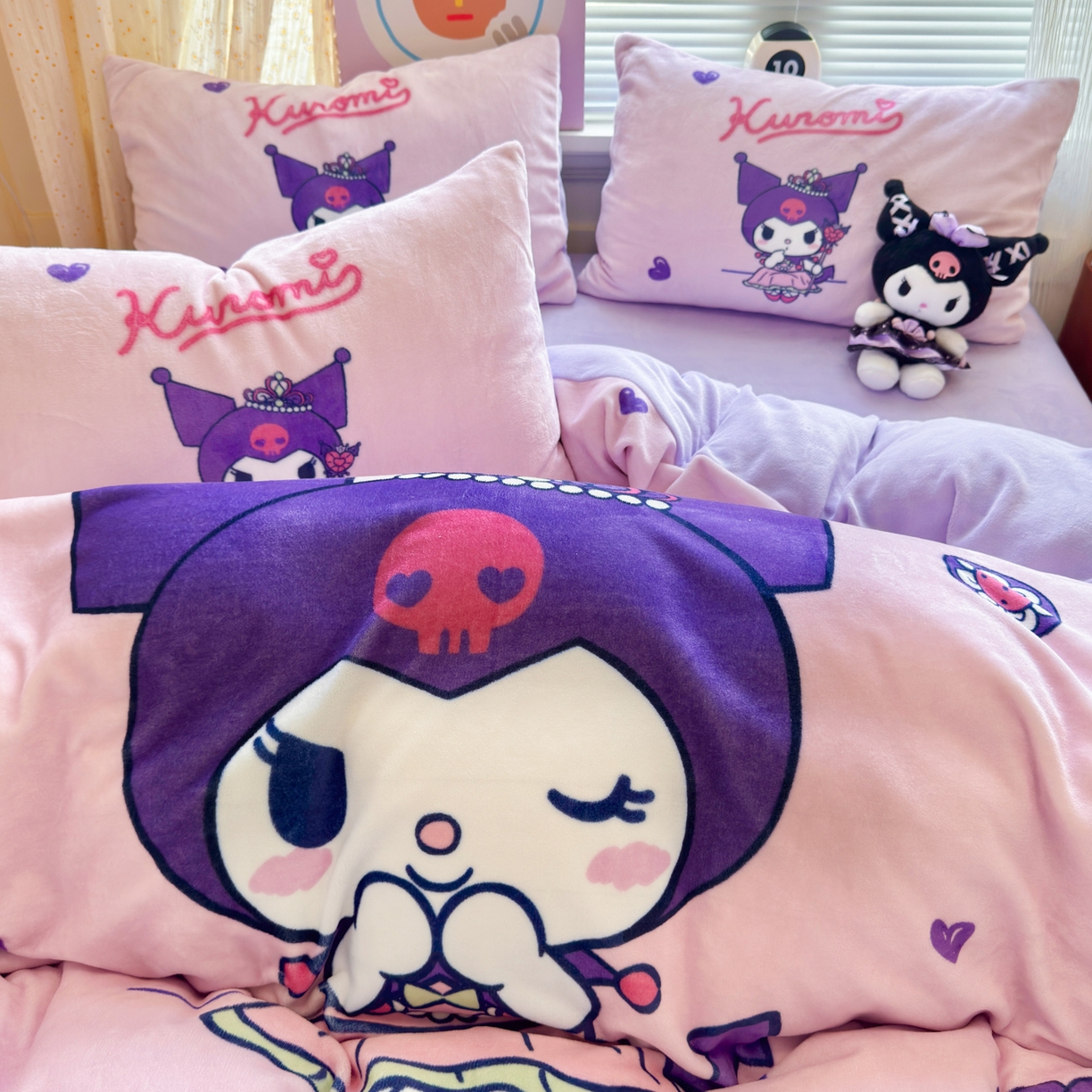 91家纺网 家纺一手货源 找家纺 希诺家居 2025新款正版授权大版三丽鸥数码印花牛奶绒四件套 皇冠库洛米