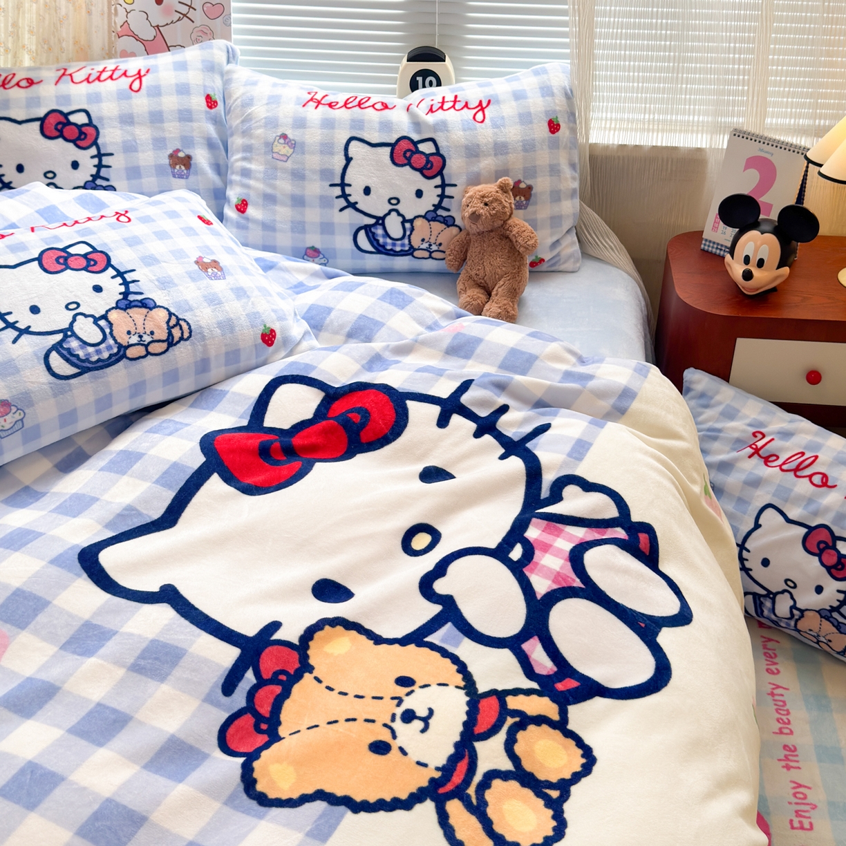 91家纺网 家纺一手货源 找家纺 希诺家居 2025新款正版授权大版三丽鸥数码印花牛奶绒四件套 蓝格kt