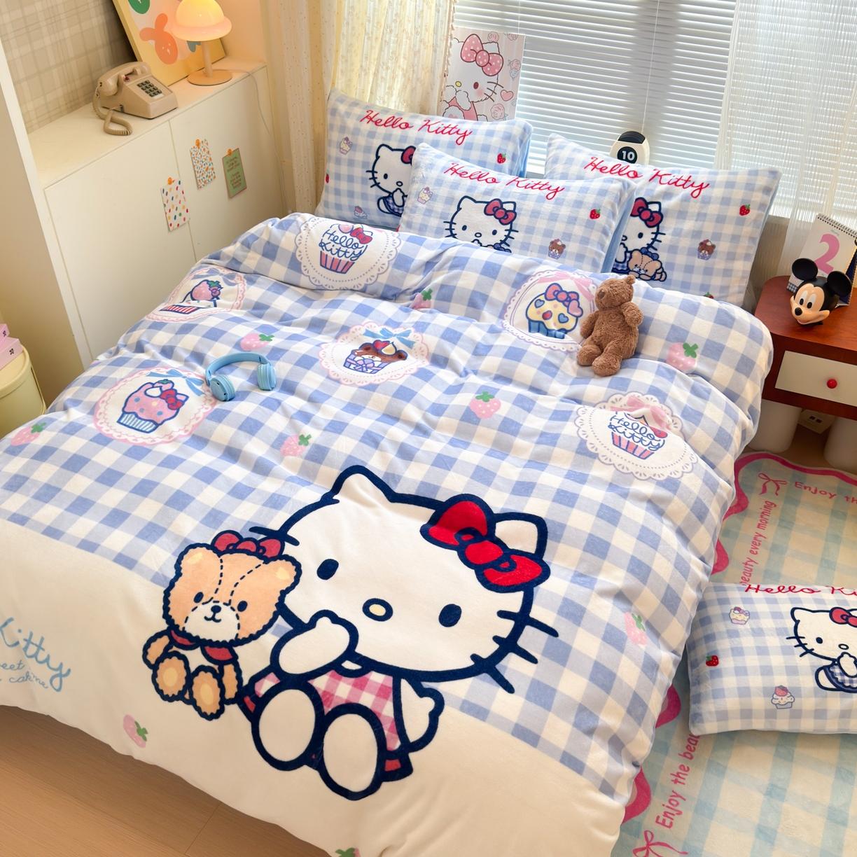 91家纺网 家纺一手货源 找家纺 希诺家居 2025新款正版授权大版三丽鸥数码印花牛奶绒四件套 蓝格kt