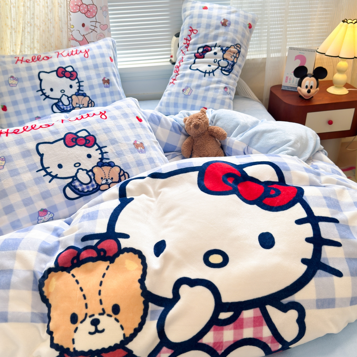 91家纺网 家纺一手货源 找家纺 希诺家居 2025新款正版授权大版三丽鸥数码印花牛奶绒四件套 蓝格kt