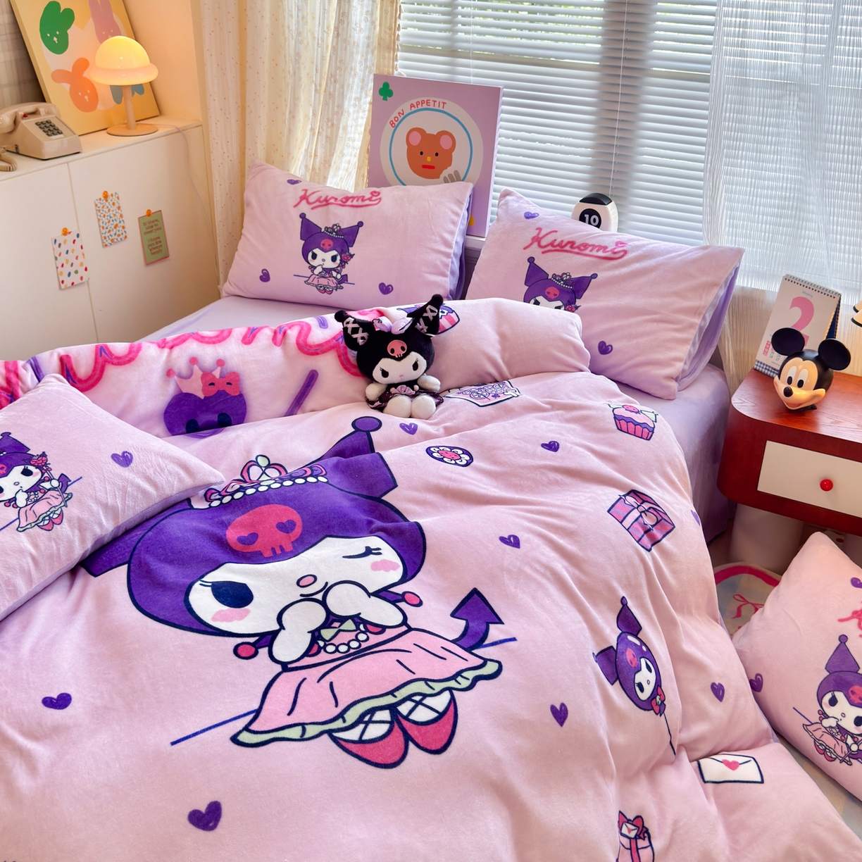 91家纺网 家纺一手货源 找家纺 希诺家居 2025新款正版授权大版三丽鸥数码印花牛奶绒四件套 皇冠库洛米