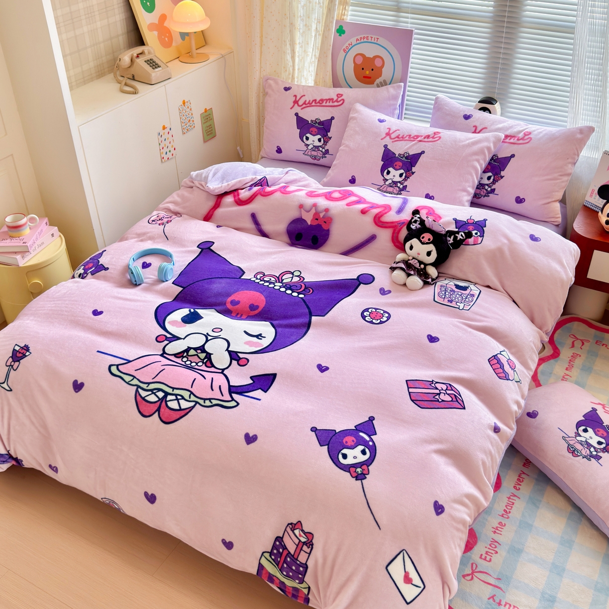 91家纺网 家纺一手货源 找家纺 希诺家居 2025新款正版授权大版三丽鸥数码印花牛奶绒四件套 皇冠库洛米