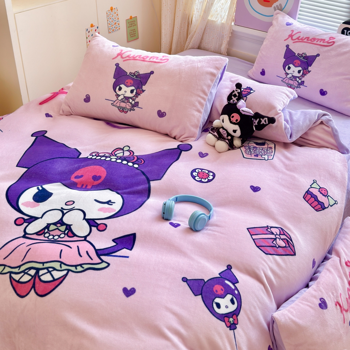 91家纺网 家纺一手货源 找家纺 希诺家居 2025新款正版授权大版三丽鸥数码印花牛奶绒四件套 皇冠库洛米