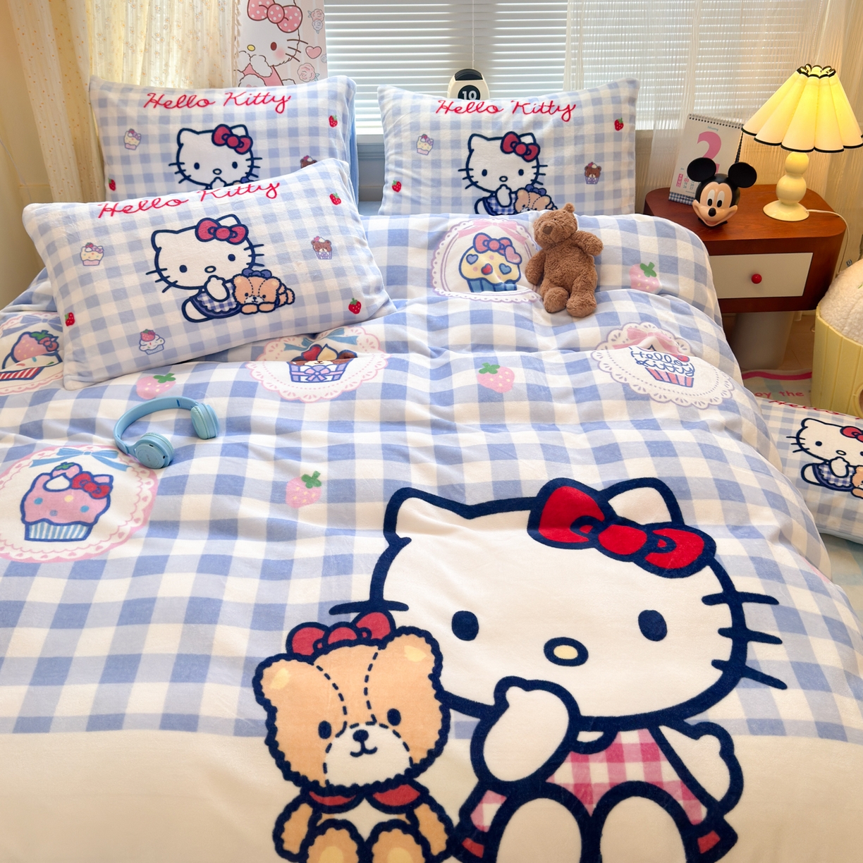 91家纺网 家纺一手货源 找家纺 希诺家居 2025新款正版授权大版三丽鸥数码印花牛奶绒四件套 蓝格kt