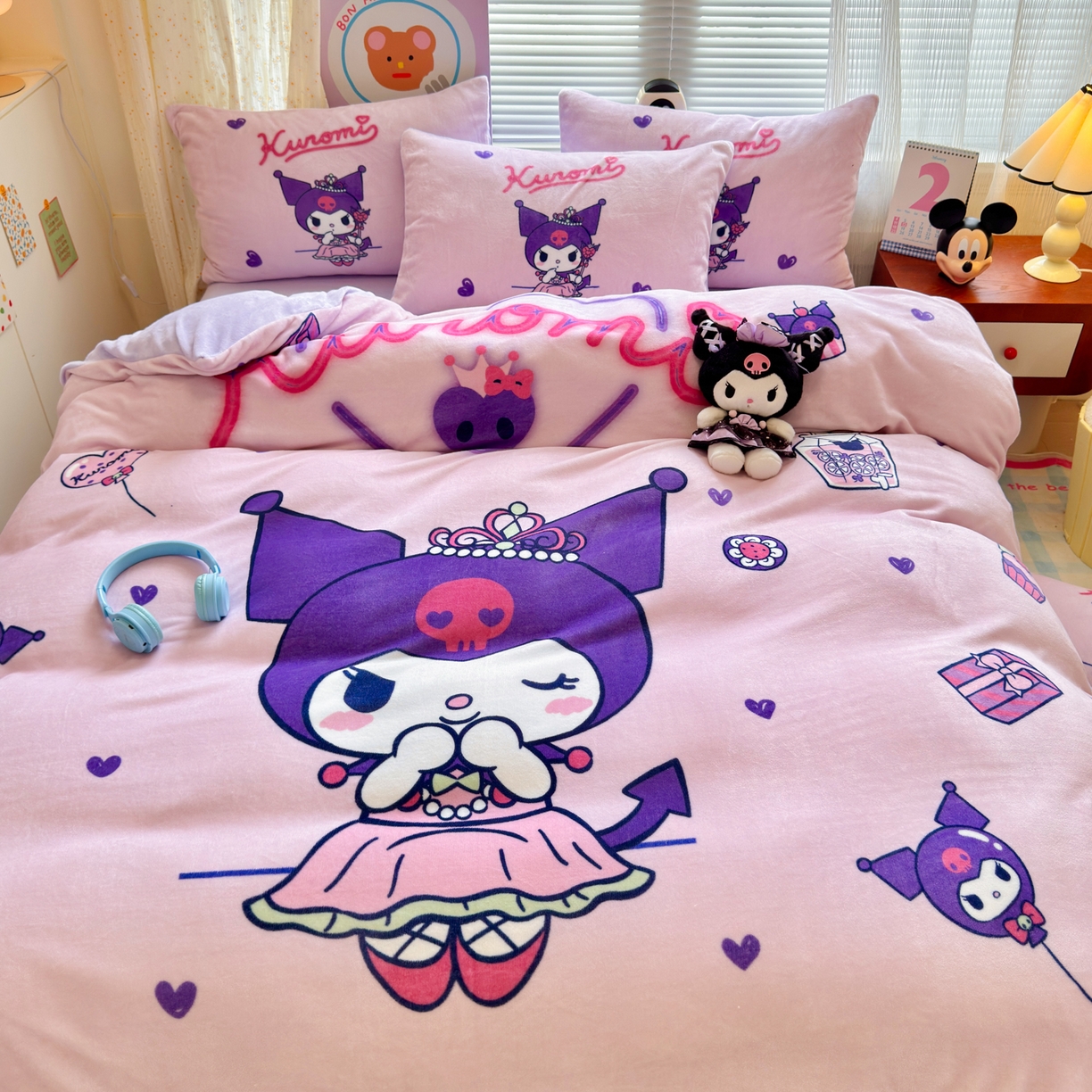 91家纺网 家纺一手货源 找家纺 希诺家居 2025新款正版授权大版三丽鸥数码印花牛奶绒四件套 皇冠库洛米