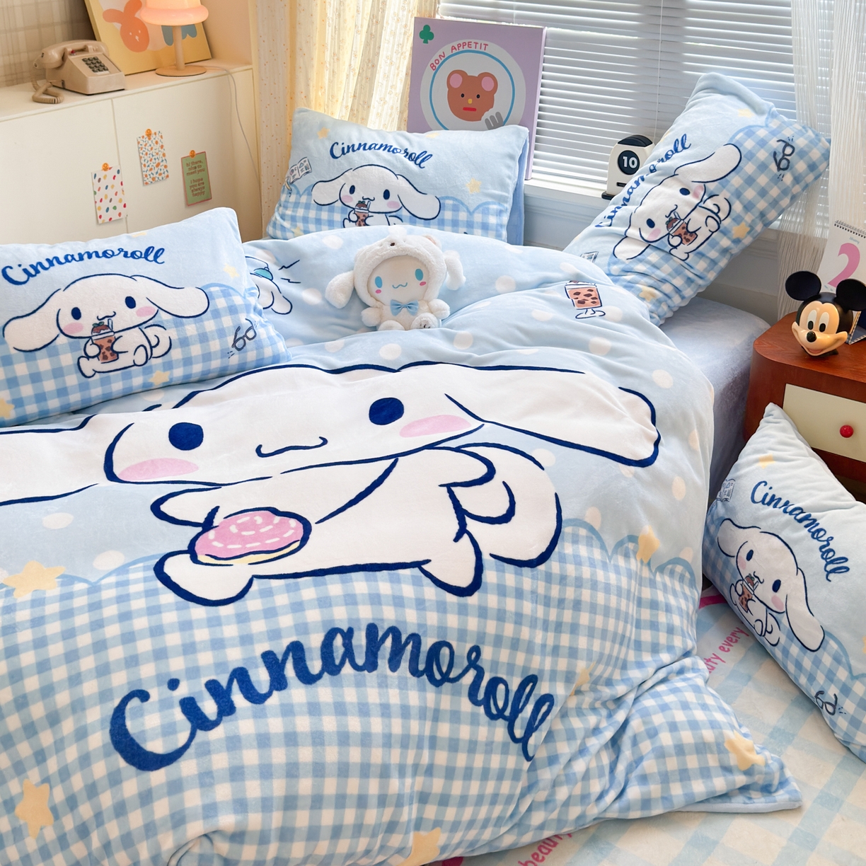 91家纺网 家纺一手货源 找家纺 希诺家居 2025新款正版授权大版三丽鸥数码印花牛奶绒四件套 背包玉桂狗