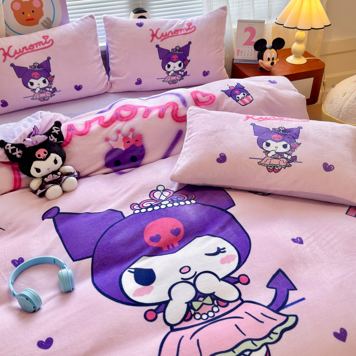 91家纺网 家纺一手货源 找家纺 希诺家居 2025新款正版授权大版三丽鸥数码印花牛奶绒四件套 皇冠库洛米