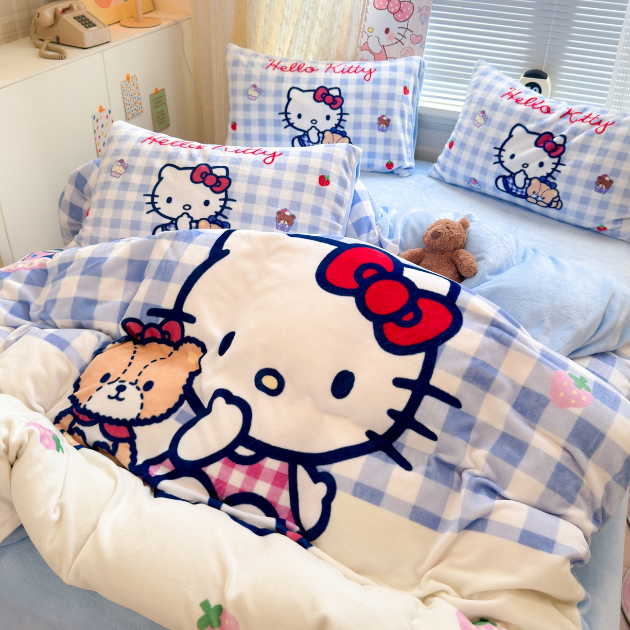 91家纺网 家纺一手货源 找家纺 希诺家居 2025新款正版授权大版三丽鸥数码印花牛奶绒四件套 蓝格kt