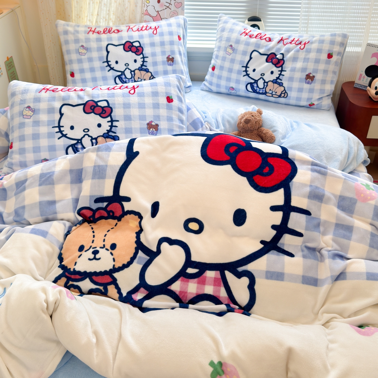 91家纺网 家纺一手货源 找家纺 希诺家居 2025新款正版授权大版三丽鸥数码印花牛奶绒四件套 蓝格kt