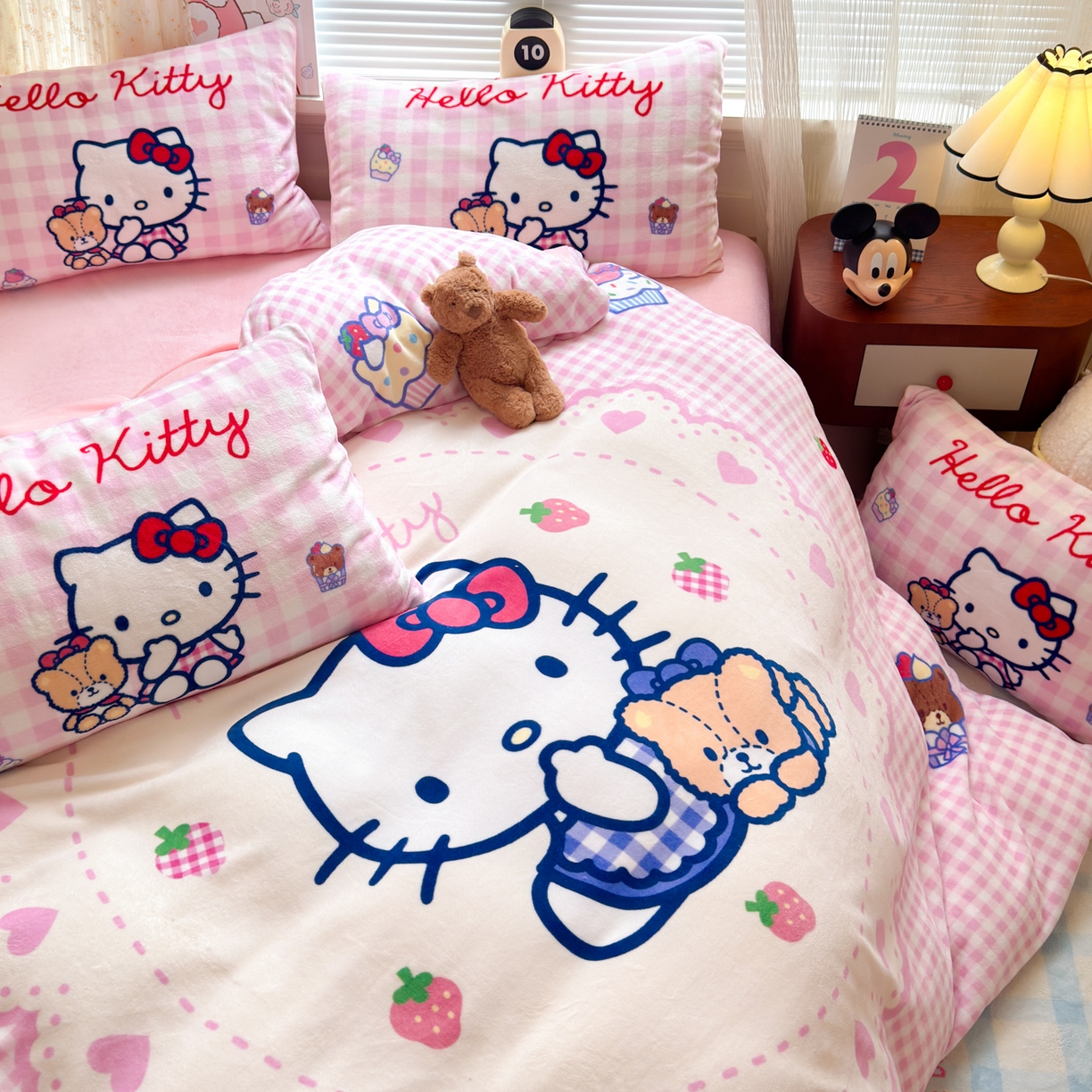 91家纺网 家纺一手货源 找家纺 希诺家居 2025新款正版授权大版三丽鸥数码印花牛奶绒四件套 kt小熊