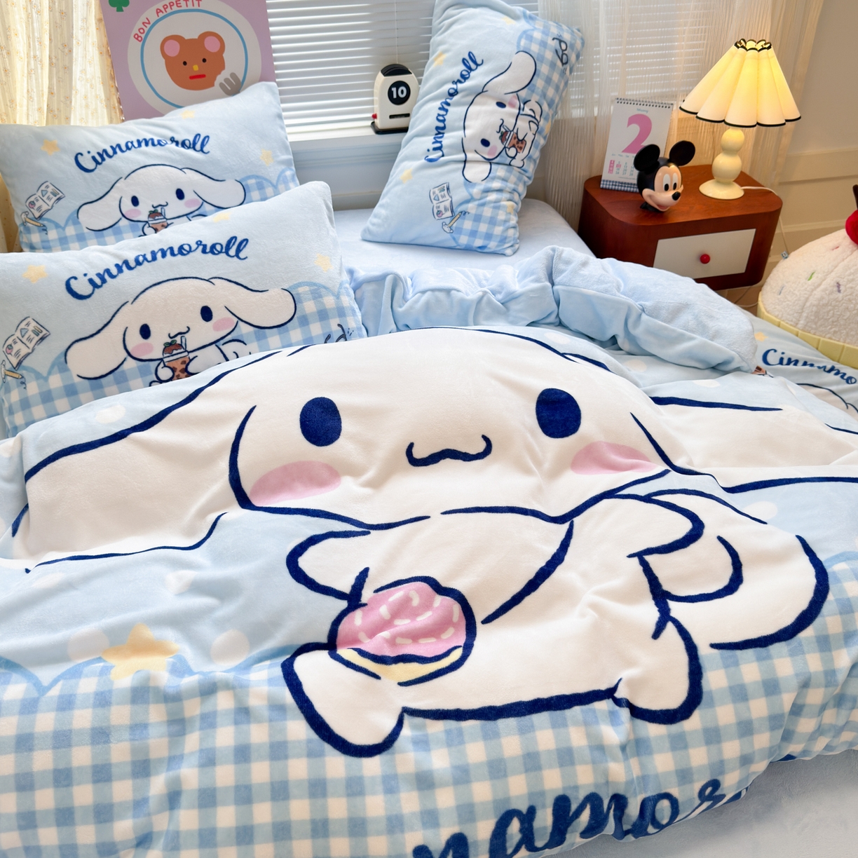 91家纺网 家纺一手货源 找家纺 希诺家居 2025新款正版授权大版三丽鸥数码印花牛奶绒四件套 背包玉桂狗