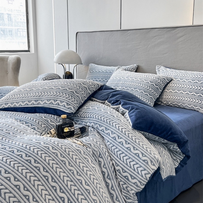 91家纺网 家纺一手货源 找家纺 啊雅家居 2025新款亲肤舒适雕花绒加宝宝绒四件套 连雕蓝