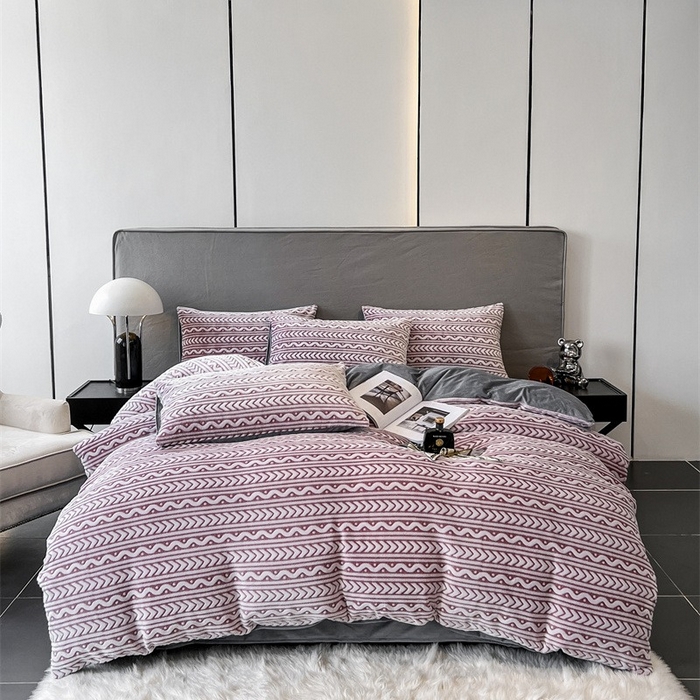 91家纺网 家纺一手货源 找家纺 啊雅家居 2025新款亲肤舒适雕花绒加宝宝绒四件套 连雕豆沙