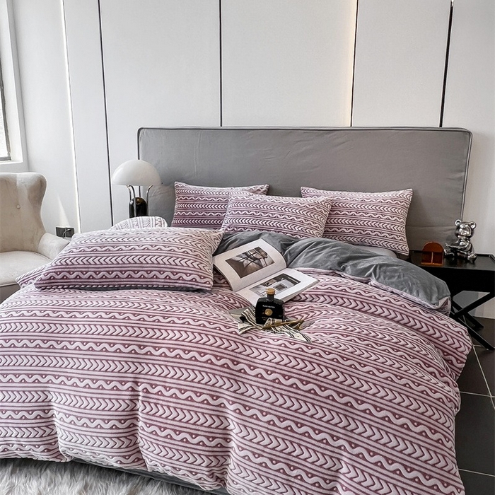 91家纺网 家纺一手货源 找家纺 啊雅家居 2025新款亲肤舒适雕花绒加宝宝绒四件套 连雕豆沙