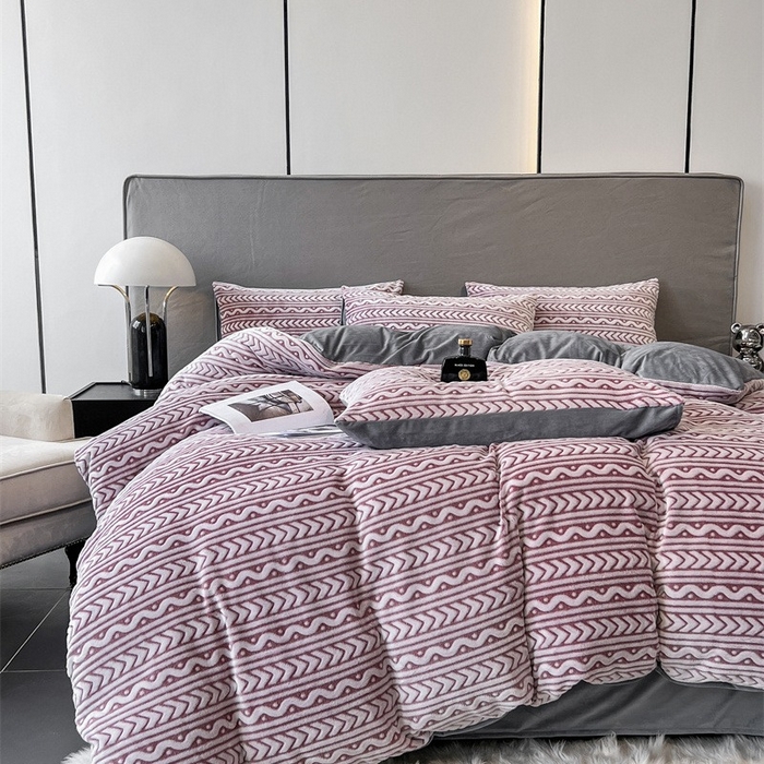 91家纺网 家纺一手货源 找家纺 啊雅家居 2025新款亲肤舒适雕花绒加宝宝绒四件套 连雕豆沙