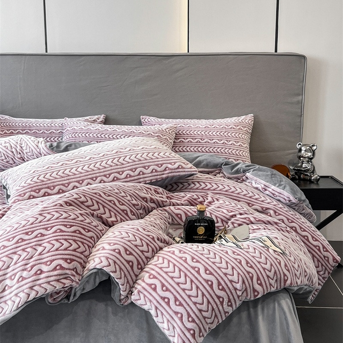 91家纺网 家纺一手货源 找家纺 啊雅家居 2025新款亲肤舒适雕花绒加宝宝绒四件套 连雕豆沙