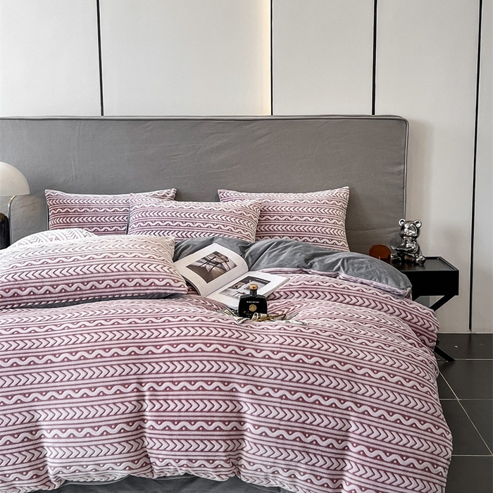 91家纺网 家纺一手货源 找家纺 啊雅家居 2025新款亲肤舒适雕花绒加宝宝绒四件套 连雕豆沙