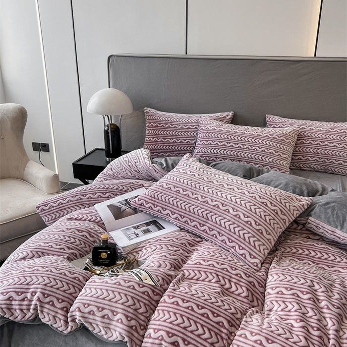 91家纺网 家纺一手货源 找家纺 啊雅家居 2025新款亲肤舒适雕花绒加宝宝绒四件套 连雕豆沙