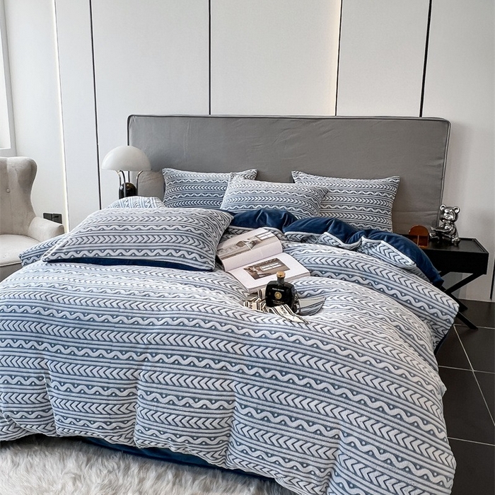 91家纺网 家纺一手货源 找家纺 啊雅家居 2025新款亲肤舒适雕花绒加宝宝绒四件套 连雕蓝