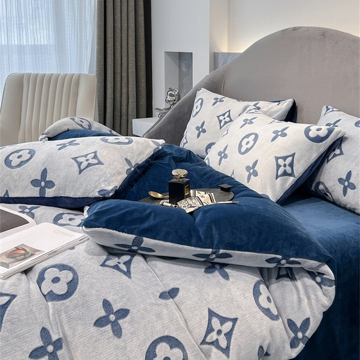 91家纺网 家纺一手货源 找家纺 啊雅家居 2025新款亲肤舒适雕花绒加宝宝绒四件套 点雕蓝