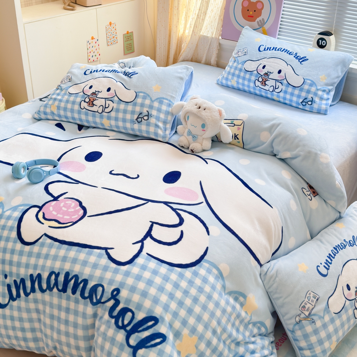 91家纺网 家纺一手货源 找家纺 希诺家居 2025新款正版授权大版三丽鸥数码印花牛奶绒四件套 背包玉桂狗