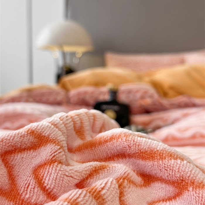 91家纺网 家纺一手货源 找家纺 啊雅家居 2025新款亲肤舒适雕花绒加宝宝绒四件套 连雕橙