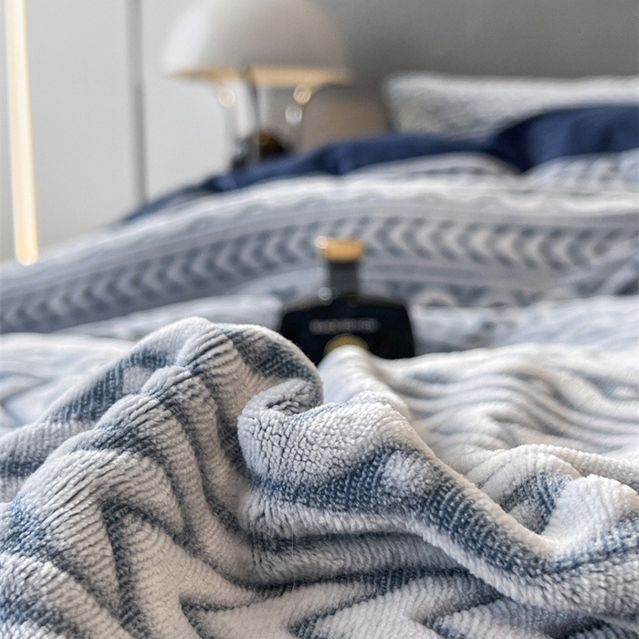 91家纺网 家纺一手货源 找家纺 啊雅家居 2025新款亲肤舒适雕花绒加宝宝绒四件套 连雕蓝