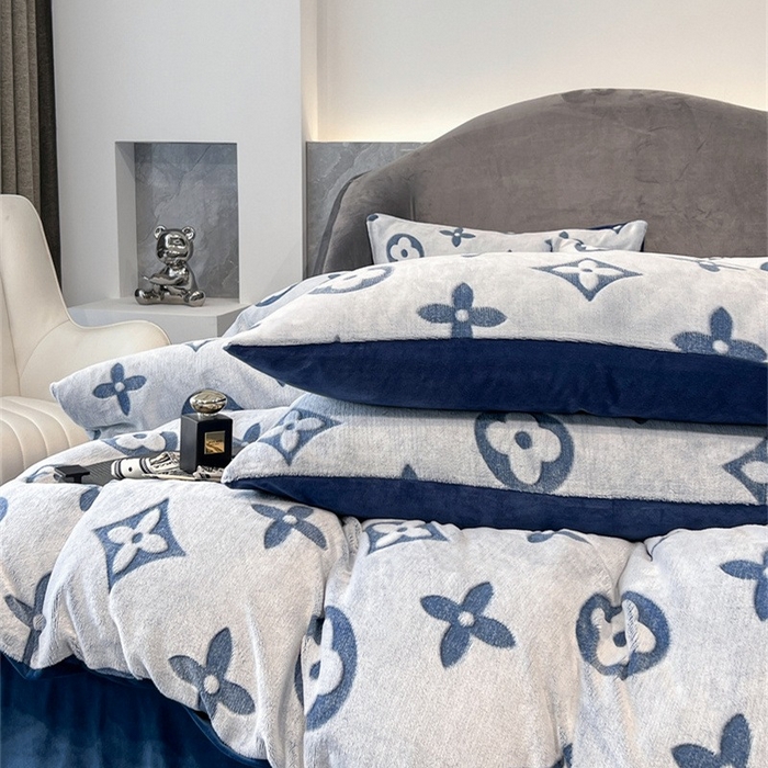 91家纺网 家纺一手货源 找家纺 啊雅家居 2025新款亲肤舒适雕花绒加宝宝绒四件套 点雕蓝