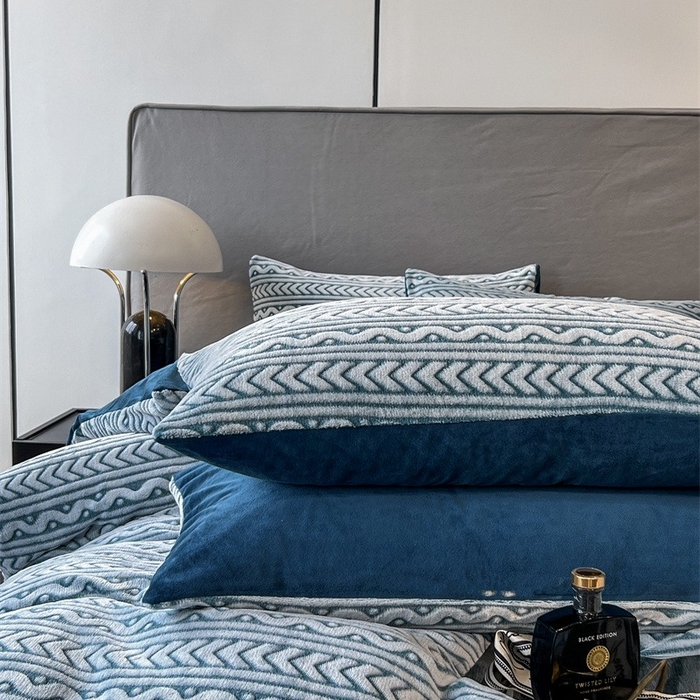 91家纺网 家纺一手货源 找家纺 啊雅家居 2025新款亲肤舒适雕花绒加宝宝绒四件套 连雕水绿