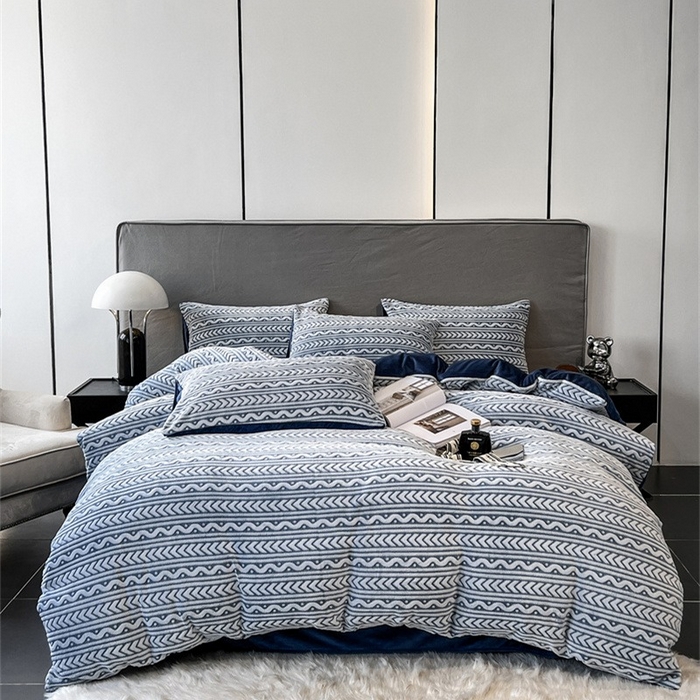 91家纺网 家纺一手货源 找家纺 啊雅家居 2025新款亲肤舒适雕花绒加宝宝绒四件套 连雕蓝