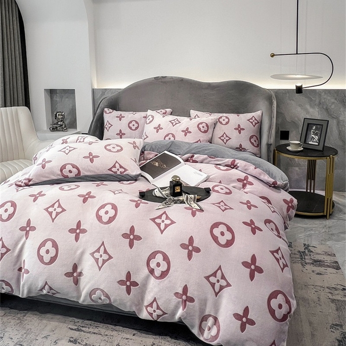 91家纺网 家纺一手货源 找家纺 啊雅家居 2025新款亲肤舒适雕花绒加宝宝绒四件套 点雕豆沙