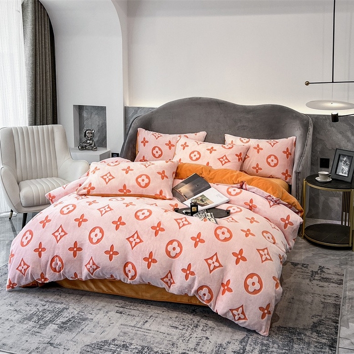 91家纺网 家纺一手货源 找家纺 啊雅家居 2025新款亲肤舒适雕花绒加宝宝绒四件套 点雕橙