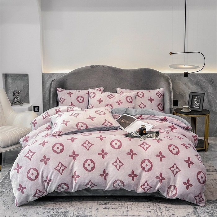 91家纺网 家纺一手货源 找家纺 啊雅家居 2025新款亲肤舒适雕花绒加宝宝绒四件套 点雕豆沙