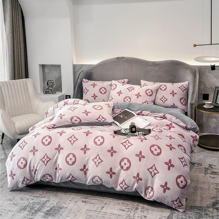 91家纺网 家纺一手货源 找家纺 啊雅家居 2025新款亲肤舒适雕花绒加宝宝绒四件套 点雕豆沙