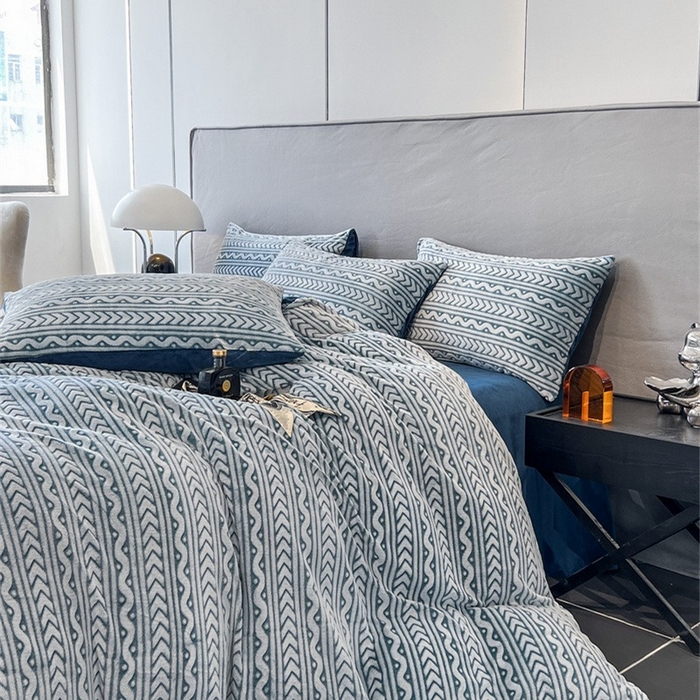 91家纺网 家纺一手货源 找家纺 啊雅家居 2025新款亲肤舒适雕花绒加宝宝绒四件套 连雕水绿